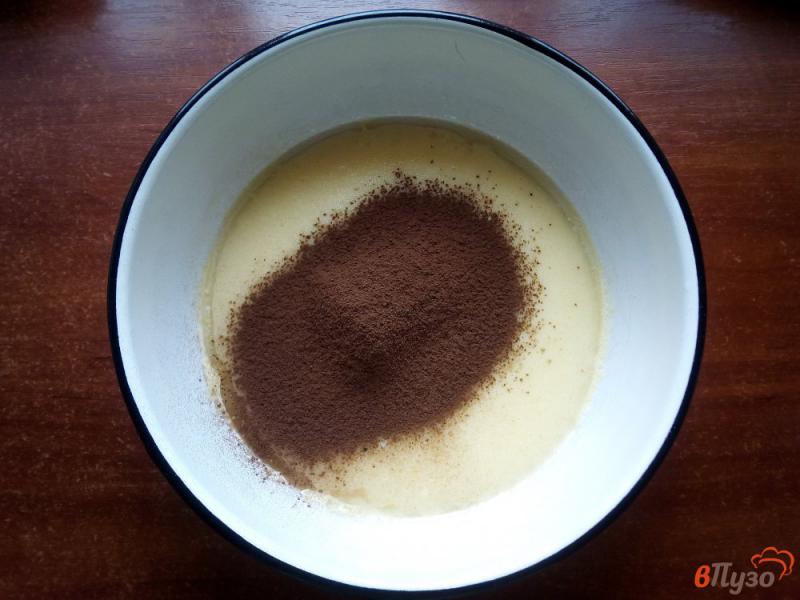 Фото приготовление рецепта: Шоколадный пирог на йогурте с вишней шаг №3