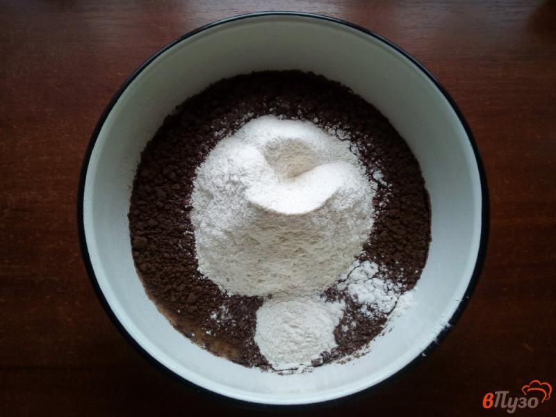Фото приготовление рецепта: Шоколадный пирог на йогурте с вишней шаг №4