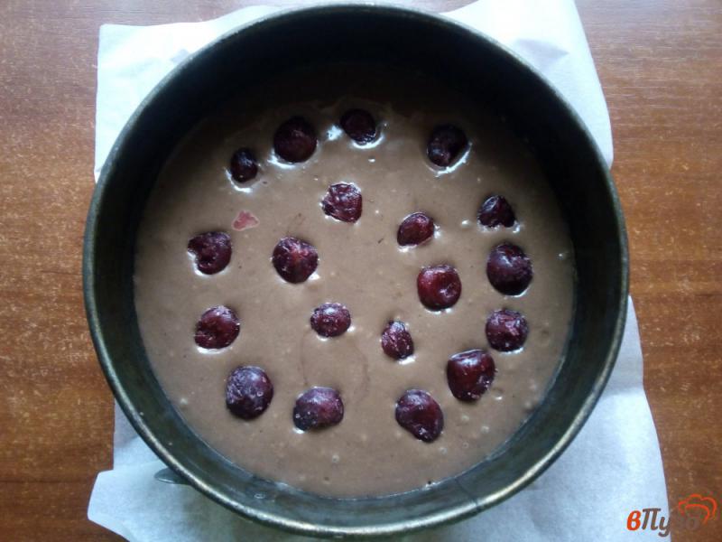 Фото приготовление рецепта: Шоколадный пирог на йогурте с вишней шаг №5