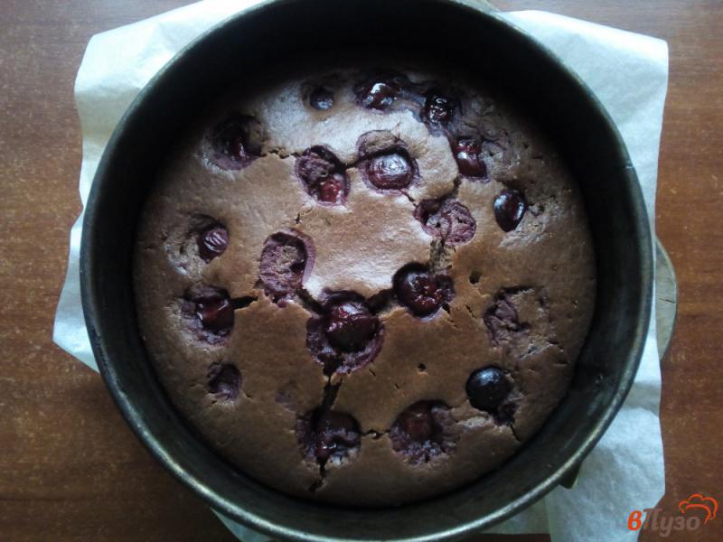 Фото приготовление рецепта: Шоколадный пирог на йогурте с вишней шаг №6
