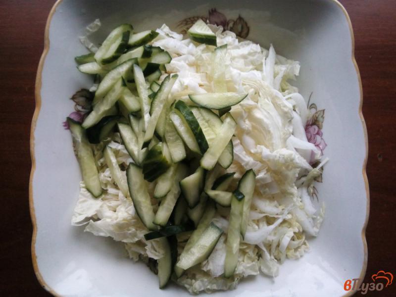 Фото приготовление рецепта: Салат из пекинской капусты с кукурузой и курицей шаг №5