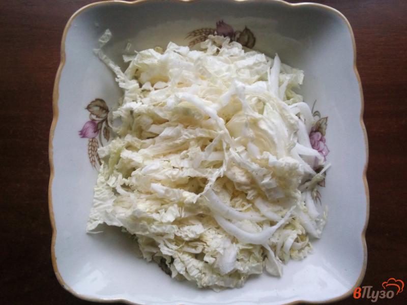 Фото приготовление рецепта: Салат из пекинской капусты с кукурузой и курицей шаг №4