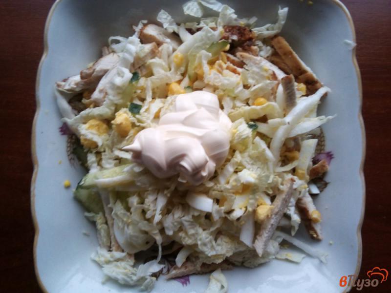 Фото приготовление рецепта: Салат из пекинской капусты с кукурузой и курицей шаг №9