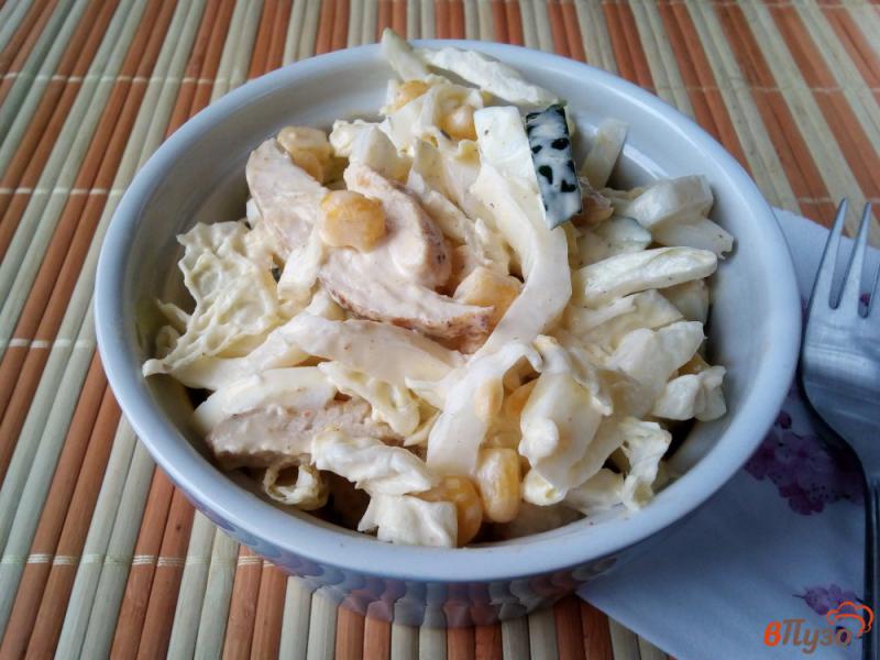 Фото приготовление рецепта: Салат из пекинской капусты с кукурузой и курицей шаг №10