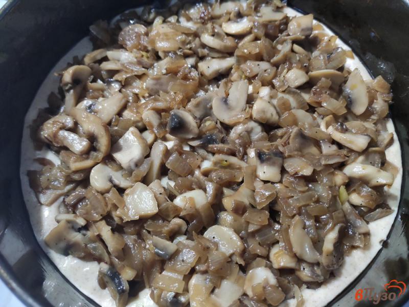 Фото приготовление рецепта: Пирог с грибами и сыром шаг №8
