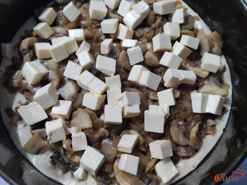 Фото приготовление рецепта: Пирог с грибами и сыром шаг №9