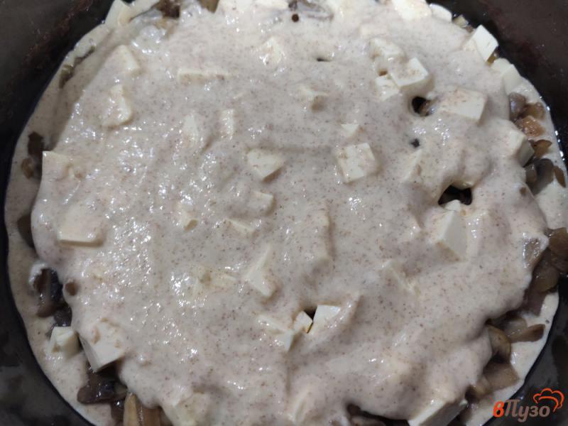 Фото приготовление рецепта: Пирог с грибами и сыром шаг №10