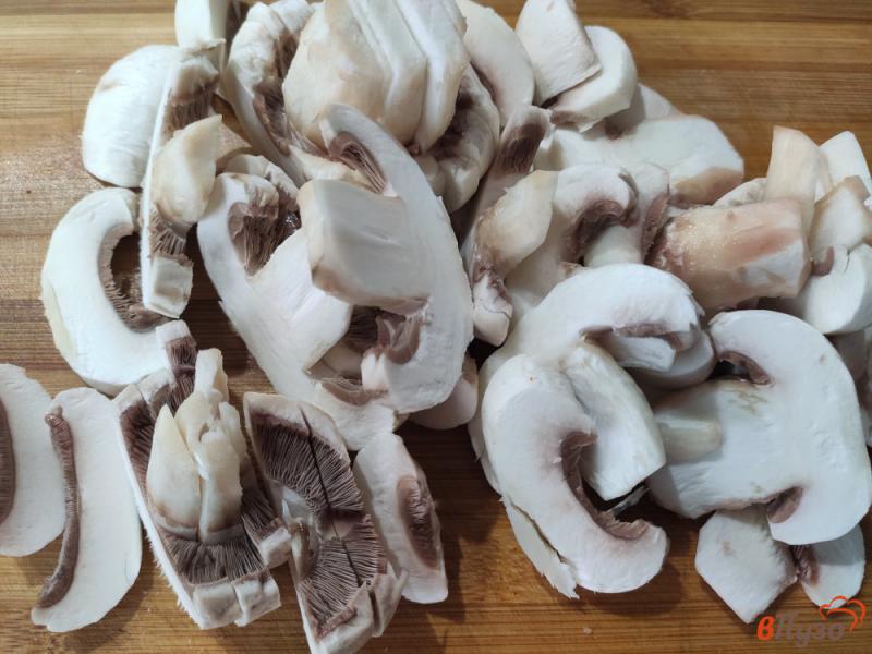 Фото приготовление рецепта: Картофель с грибами и мясом шаг №4