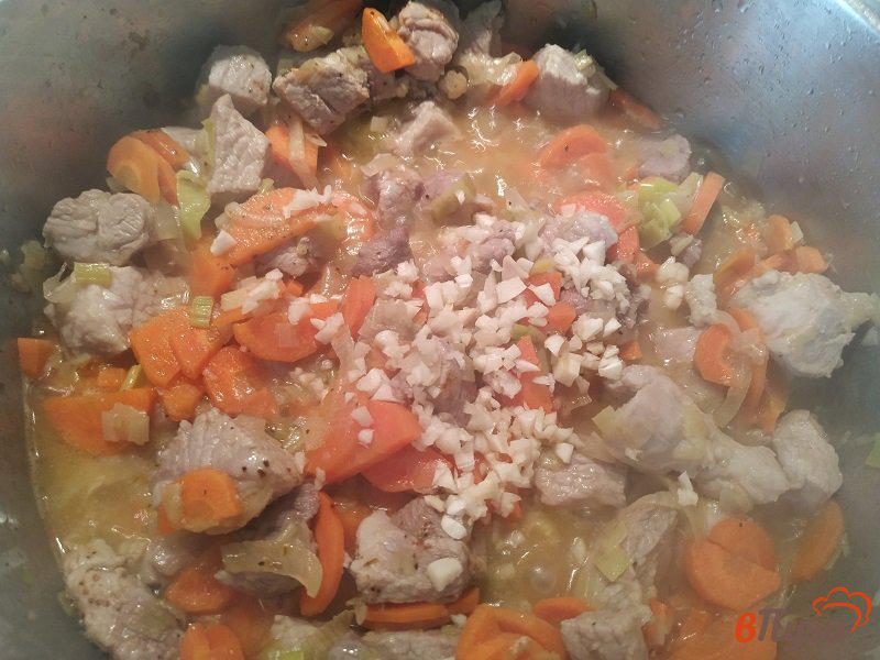 Фото приготовление рецепта: Рагу из свинины с шампиньонами и овощами шаг №6
