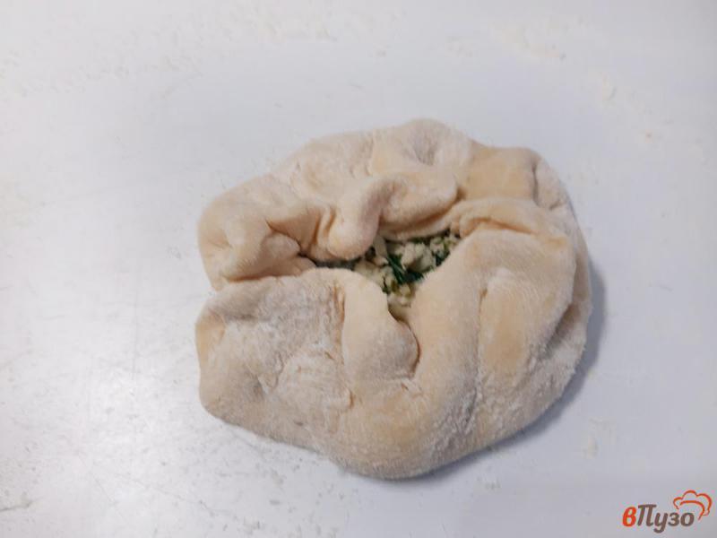 Фото приготовление рецепта: Хачапури с сыром и зеленью шаг №10