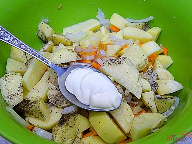 Фото приготовление рецепта: Картофель тушёный с майонезом шаг №5