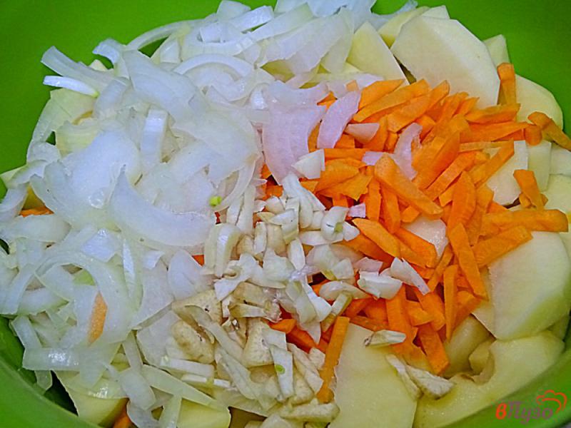 Фото приготовление рецепта: Картофель тушёный с майонезом шаг №4
