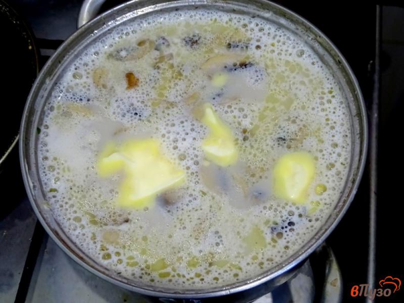 Фото приготовление рецепта: Суп с шампиньонами и плавленым сыром шаг №9