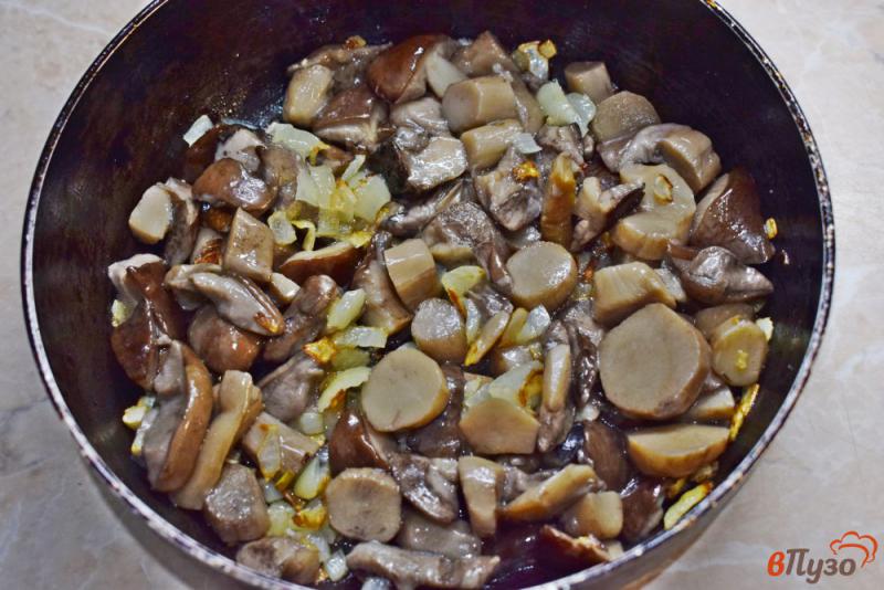 Фото приготовление рецепта: Лесные грибы с картофелем на сковороде шаг №2