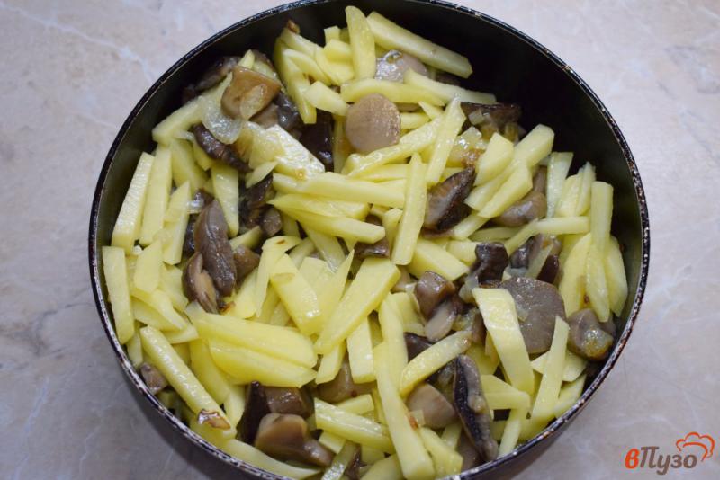 Фото приготовление рецепта: Лесные грибы с картофелем на сковороде шаг №3