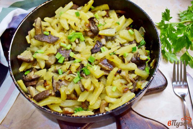 Фото приготовление рецепта: Лесные грибы с картофелем на сковороде шаг №4