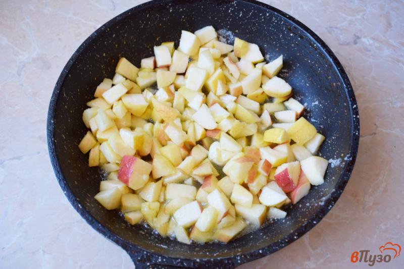 Фото приготовление рецепта: Пирожки с яблоками шаг №4