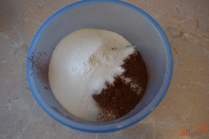 Фото приготовление рецепта: Мега-шоколадный бисквит на молоке для торта шаг №1