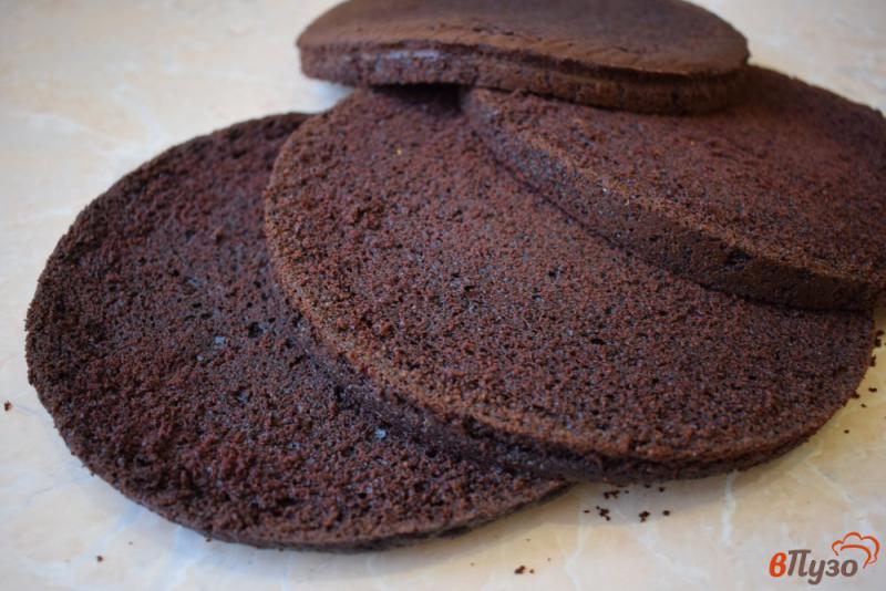 Фото приготовление рецепта: Мега-шоколадный бисквит на молоке для торта шаг №6
