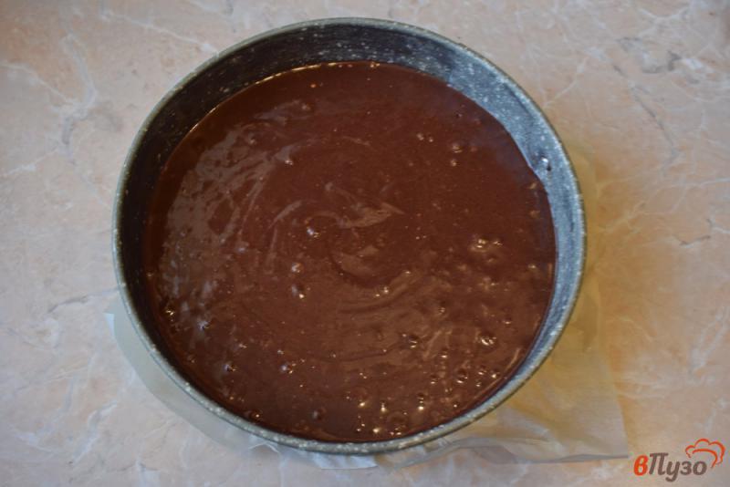 Фото приготовление рецепта: Мега-шоколадный бисквит на молоке для торта шаг №4