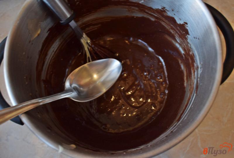 Фото приготовление рецепта: Мега-шоколадный бисквит на молоке для торта шаг №3