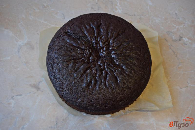 Фото приготовление рецепта: Мега-шоколадный бисквит на молоке для торта шаг №5