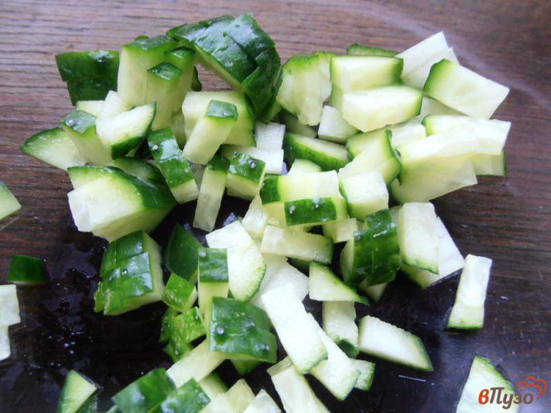 Фото приготовление рецепта: Салат с крабовыми палочками и маслинами шаг №1