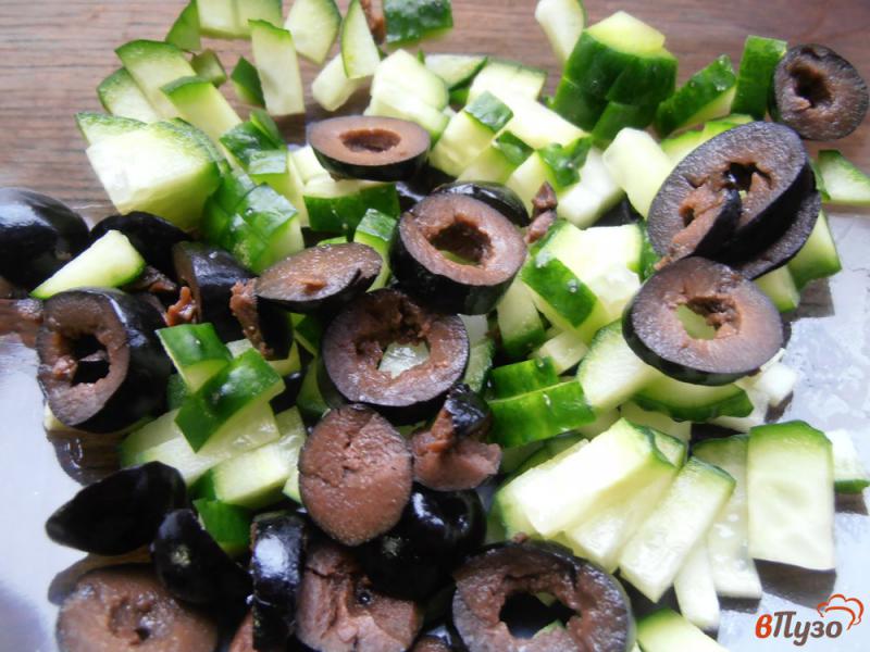 Фото приготовление рецепта: Салат с крабовыми палочками и маслинами шаг №2
