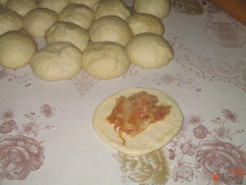 Фото приготовление рецепта: Пирожки на дрожжевом тесте с капустой в духовке шаг №11