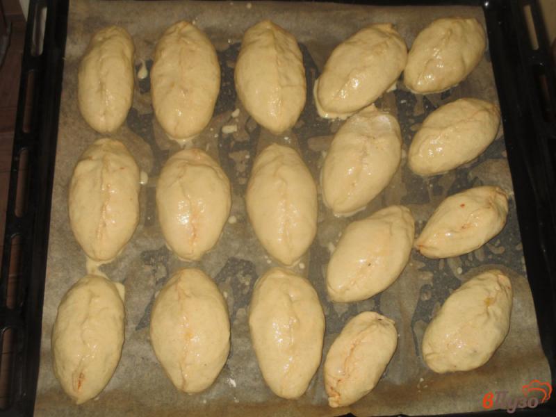 Фото приготовление рецепта: Пирожки на дрожжевом тесте с капустой в духовке шаг №12