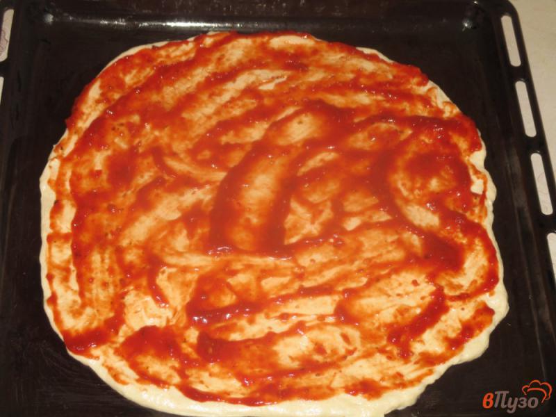 Фото приготовление рецепта: Пицца на дрожжевом тесте с морковью и ветчиной шаг №7