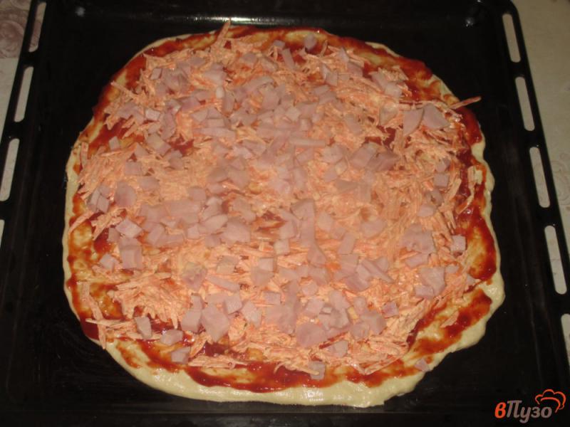 Фото приготовление рецепта: Пицца на дрожжевом тесте с морковью и ветчиной шаг №8