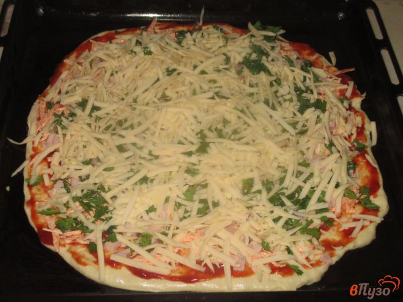 Фото приготовление рецепта: Пицца на дрожжевом тесте с морковью и ветчиной шаг №9