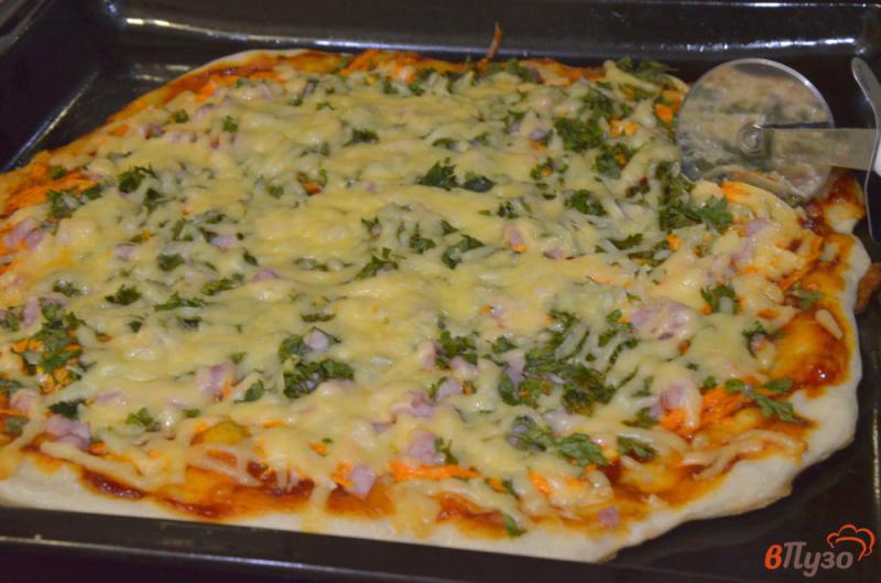 Фото приготовление рецепта: Пицца на дрожжевом тесте с морковью и ветчиной шаг №10