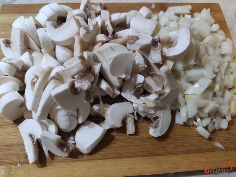 Фото приготовление рецепта: Макароны с грибами в сметане шаг №2