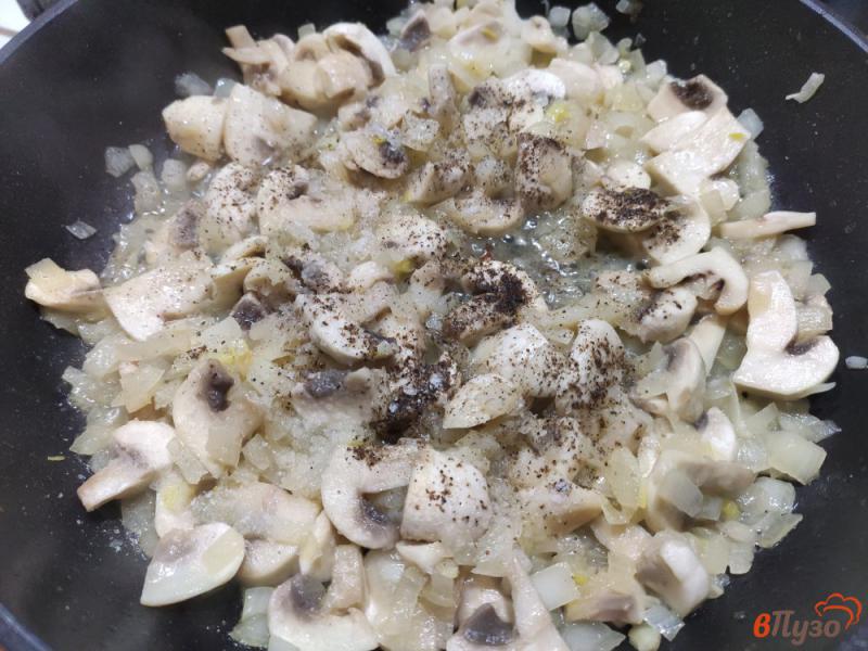Фото приготовление рецепта: Макароны с грибами в сметане шаг №3
