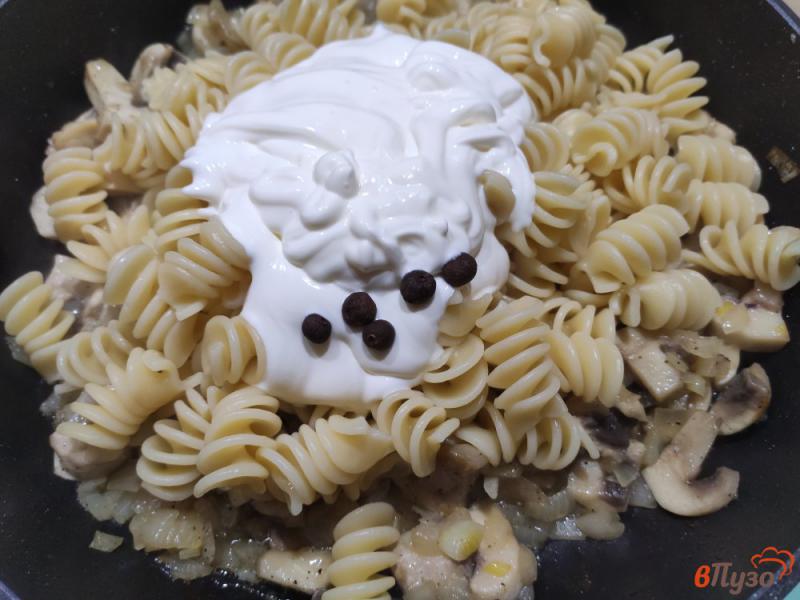 Фото приготовление рецепта: Макароны с грибами в сметане шаг №5