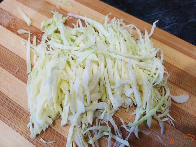 Фото приготовление рецепта: Салат из белокочанной капусты и яиц шаг №3