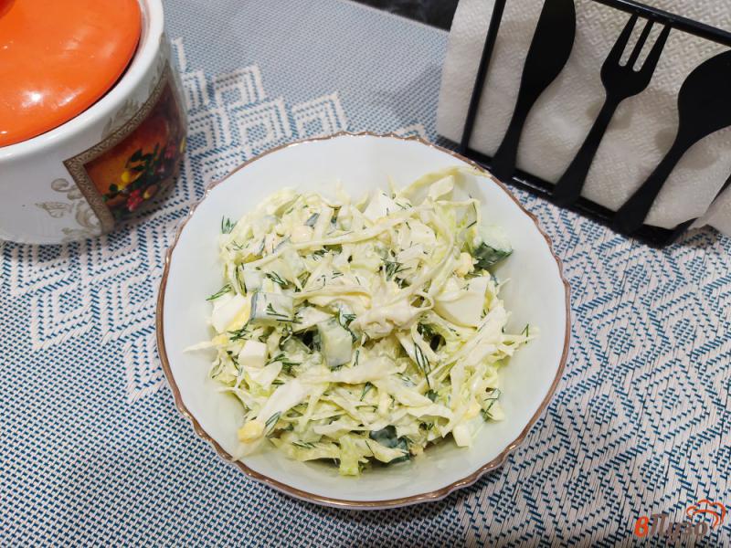 Фото приготовление рецепта: Салат из белокочанной капусты и яиц шаг №6