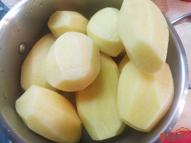 Фото приготовление рецепта: Запеченный картофель с колбасками и сыром шаг №1