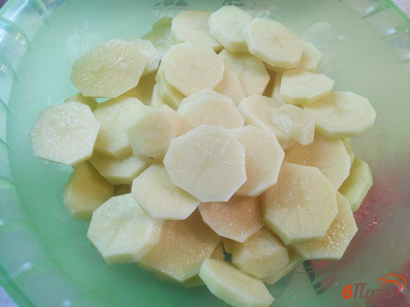 Фото приготовление рецепта: Запеченный картофель с колбасками и сыром шаг №2