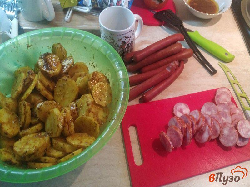 Фото приготовление рецепта: Запеченный картофель с колбасками и сыром шаг №3