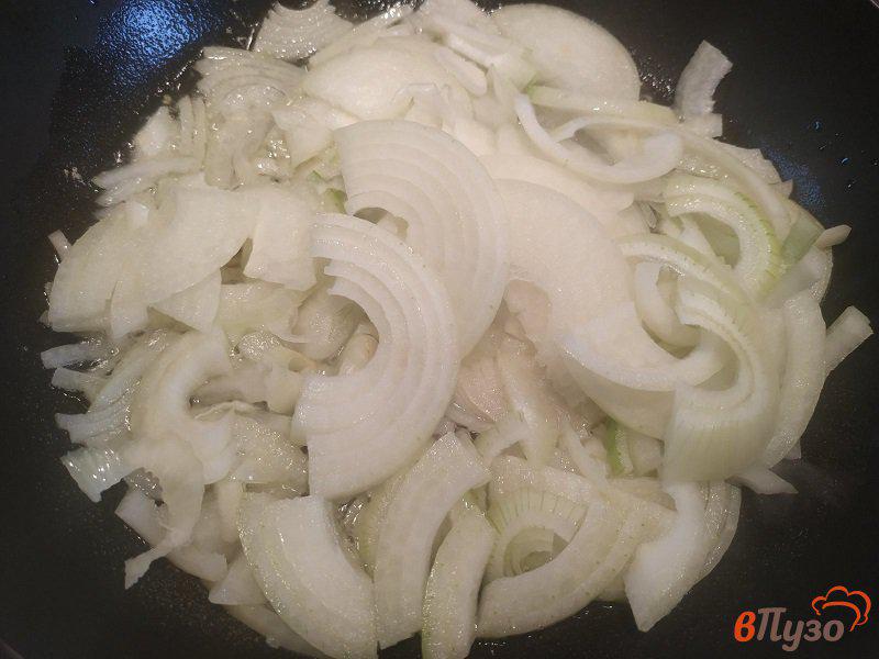 Фото приготовление рецепта: Запеченный картофель с колбасками и сыром шаг №4