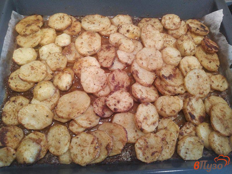 Фото приготовление рецепта: Запеченный картофель с колбасками и сыром шаг №7