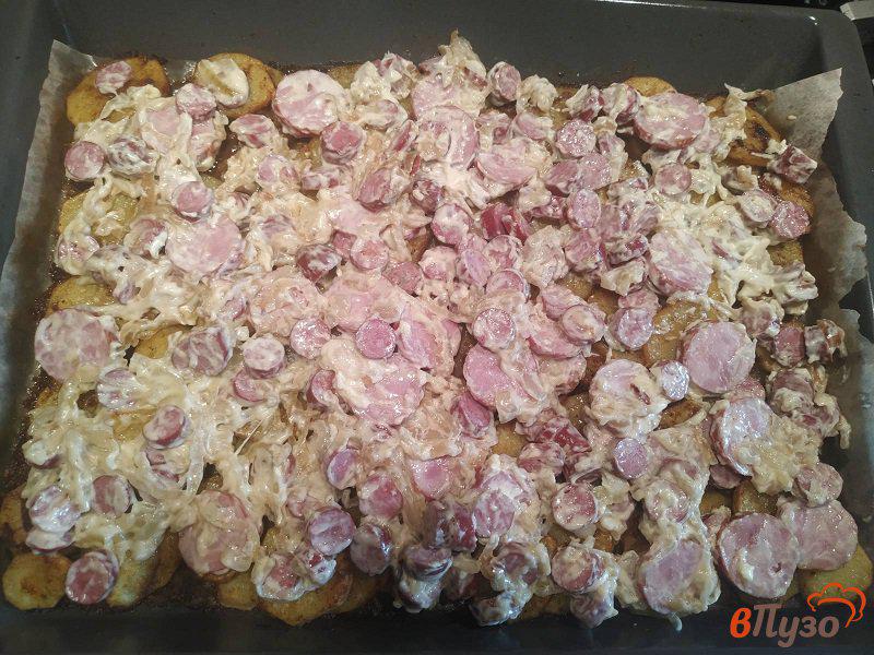 Фото приготовление рецепта: Запеченный картофель с колбасками и сыром шаг №8