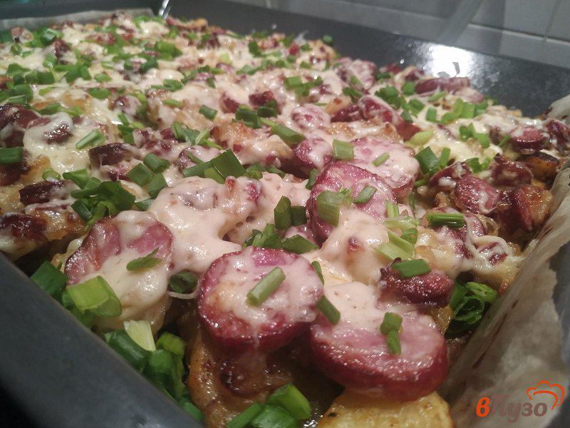 Фото приготовление рецепта: Запеченный картофель с колбасками и сыром шаг №9