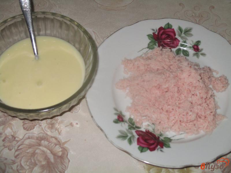 Фото приготовление рецепта: Плавленный сыр с ветчиной на завтрак шаг №4