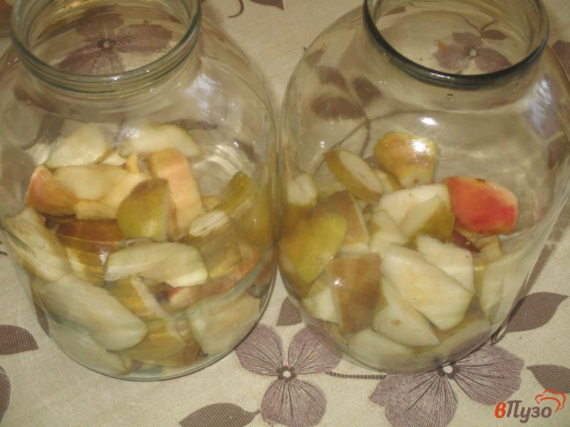 Фото приготовление рецепта: Яблочно-грушевый компот на зиму шаг №4