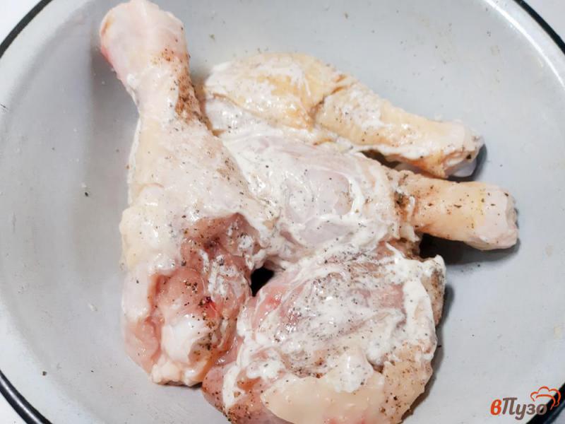 Фото приготовление рецепта: Куриные голени с картошкой в рукаве шаг №3