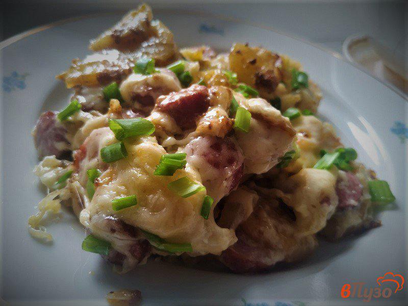 Фото приготовление рецепта: Запеченный картофель с колбасками и сыром шаг №11